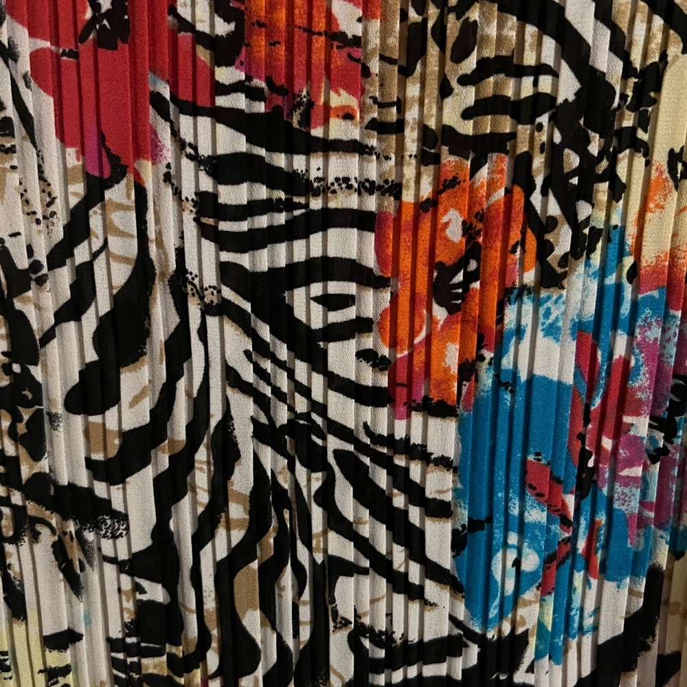 Preowned Agora fun colorful top. Size M - Picture 4 of 8